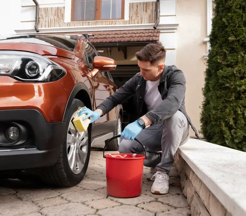 Lavage auto à domicile Thorame-Haute : professionnel intervenant sur un véhicule